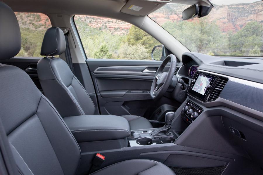 Интерьер Volkswagen Atlas SEL V6 R-Line 2020 года  (фото 33 из 43)